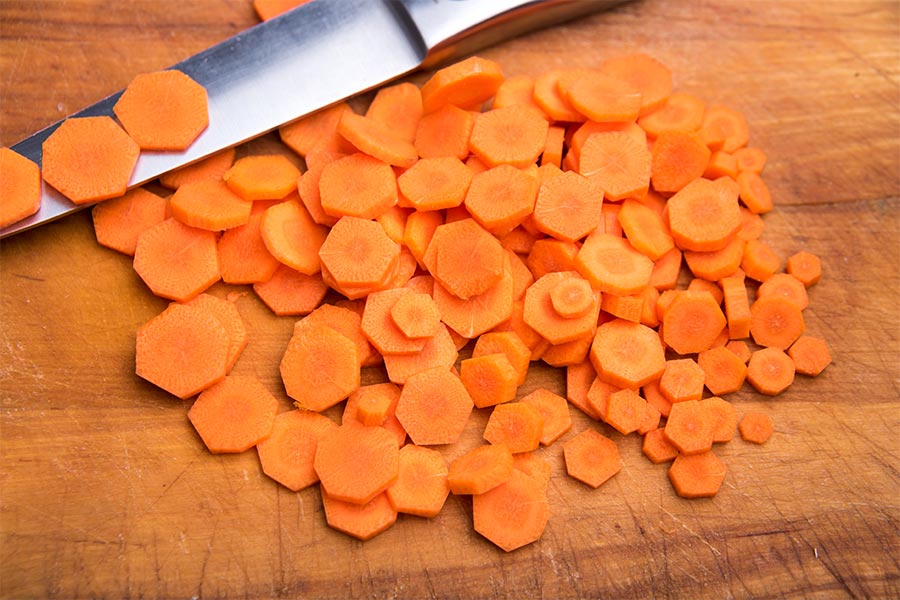 sliced-carrots-on-chopping-board